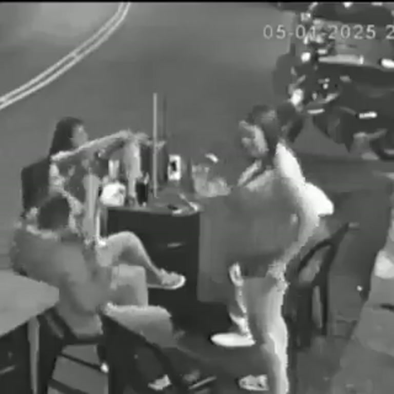 Drinks by the Roadside at Night: CCTV Captures a Sudden Turn