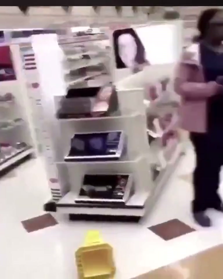 Store Aisle Dispute Boils Over as Bystander Voices Urge Calm