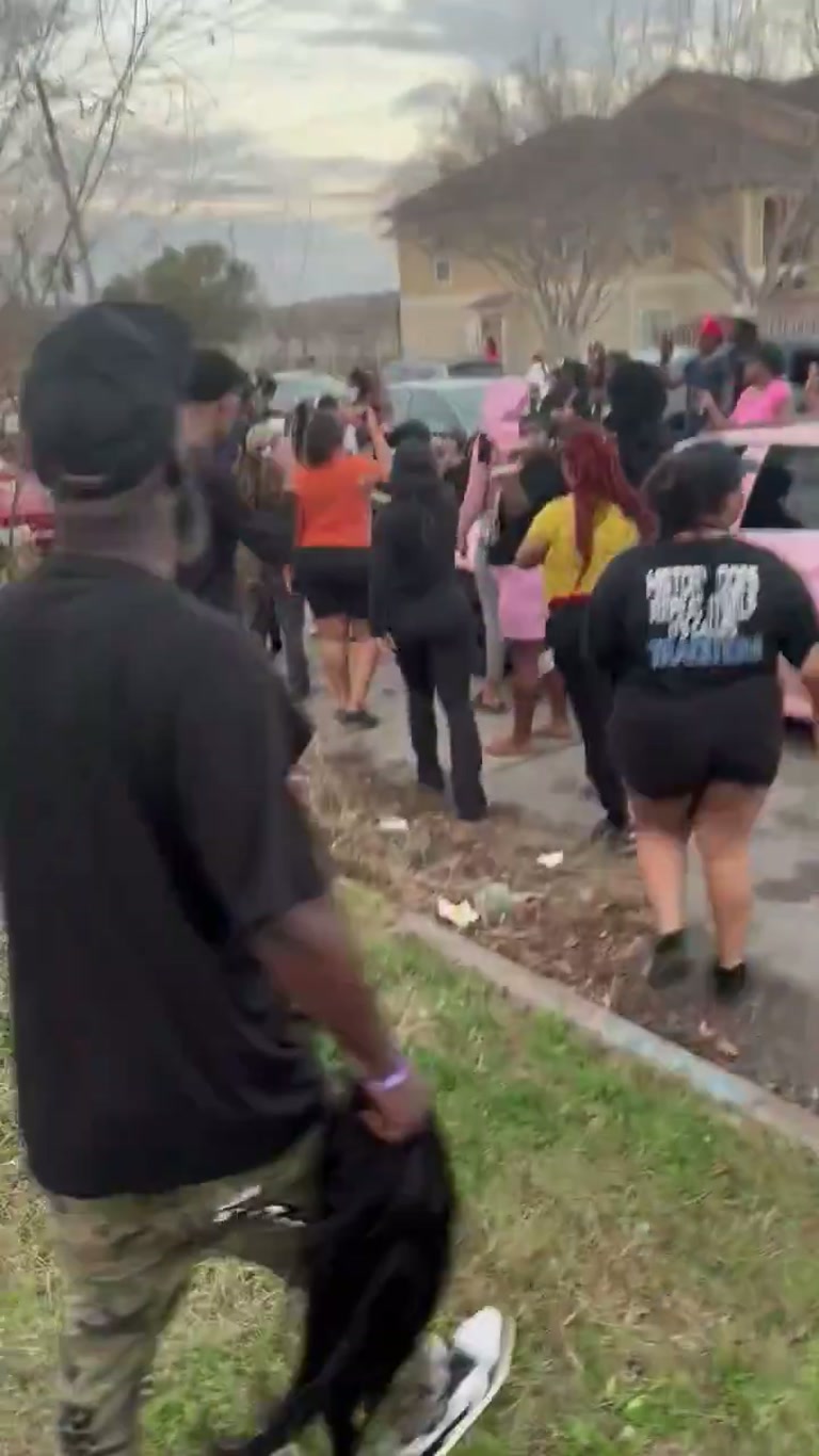 Pink Car, Crowd and One Line: What Happened on This Street