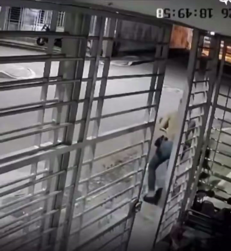 In Cali, a Robbery Draws a Neighbor Out of a Shuttered Shop