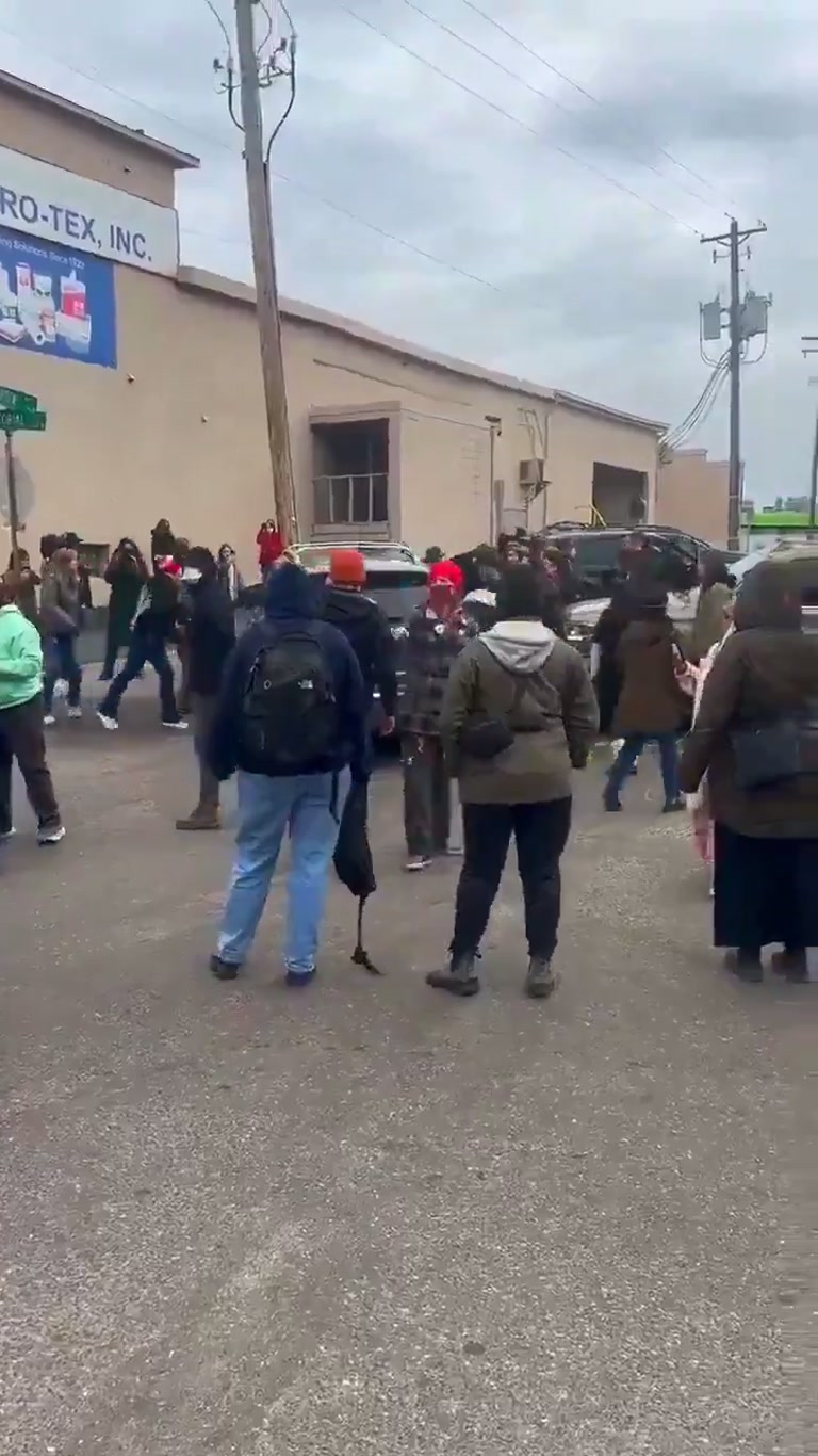 St. Paul protest crowd and a masked federal agent: what video shows