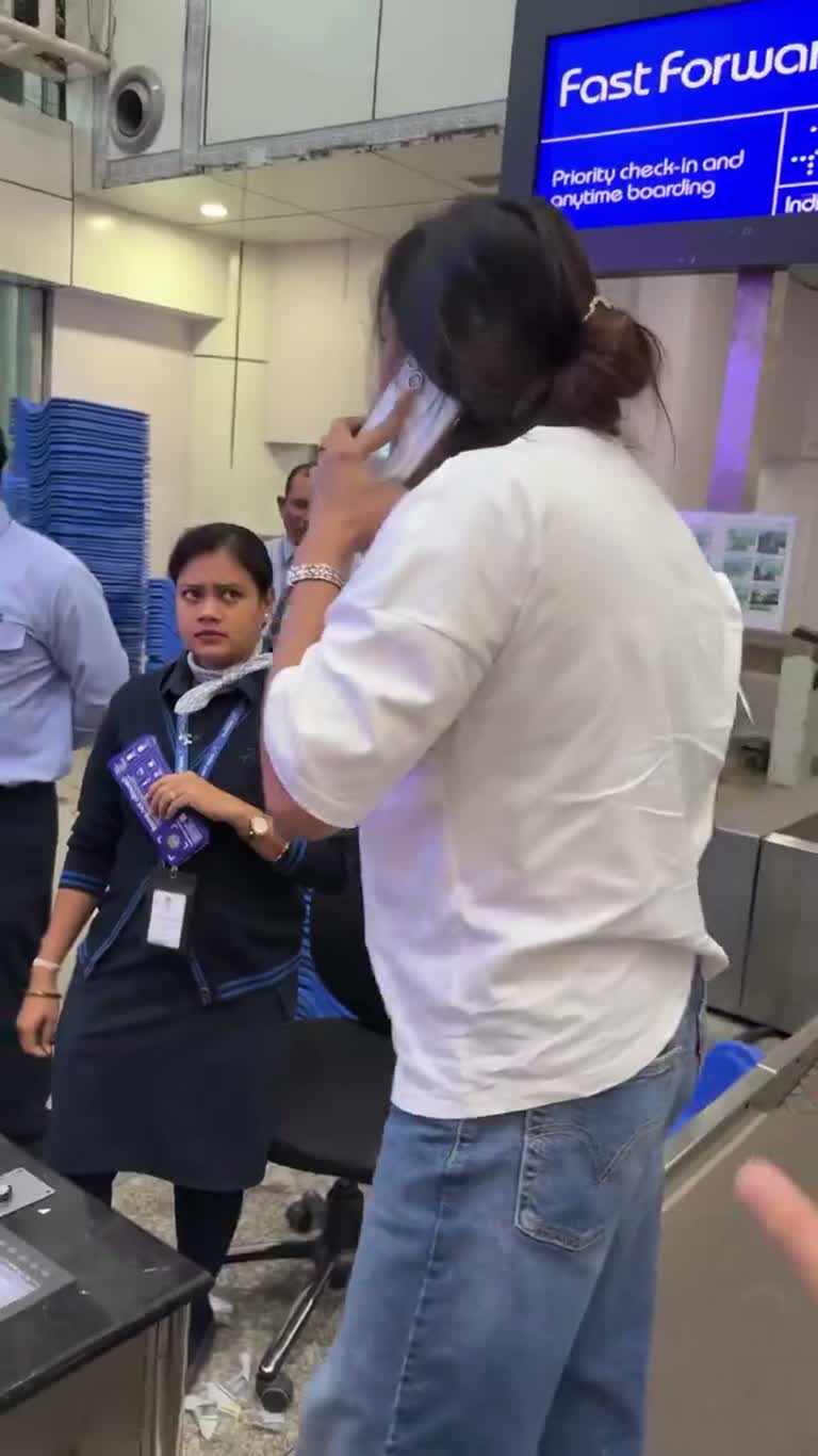Airport Check-In Dispute Draws a Crowd as Staff and Traveler Clash