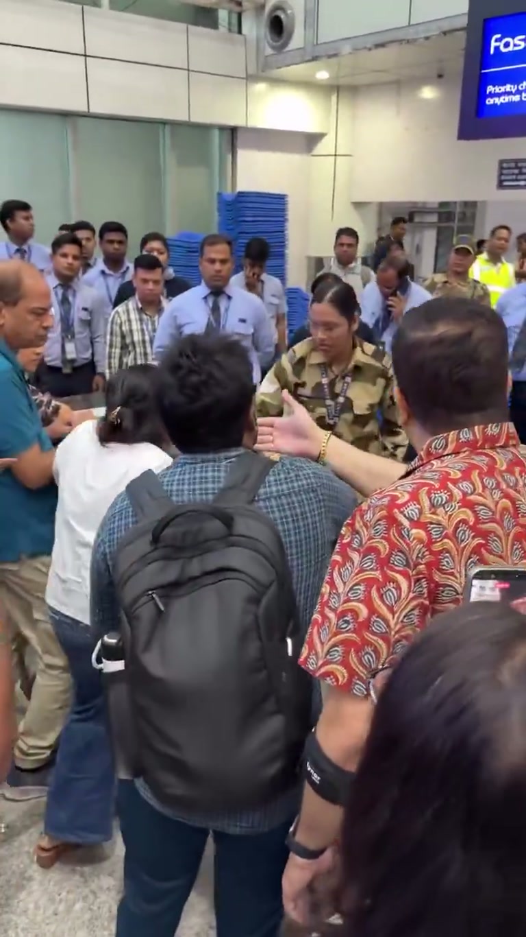 Airport Check-In Dispute Draws a Crowd as Staff and Traveler Clash