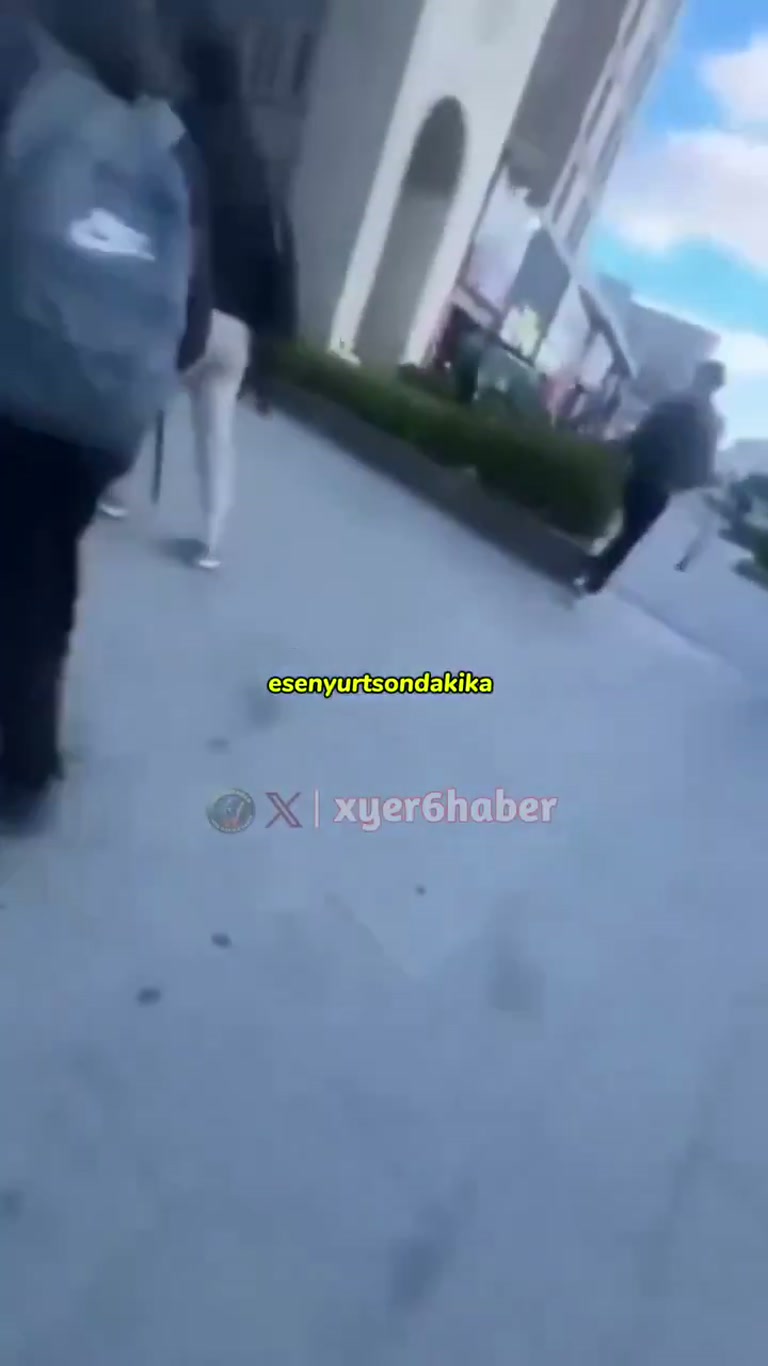 Istanbul Street Clip: Counting, Then a Sudden Rush Past Cars