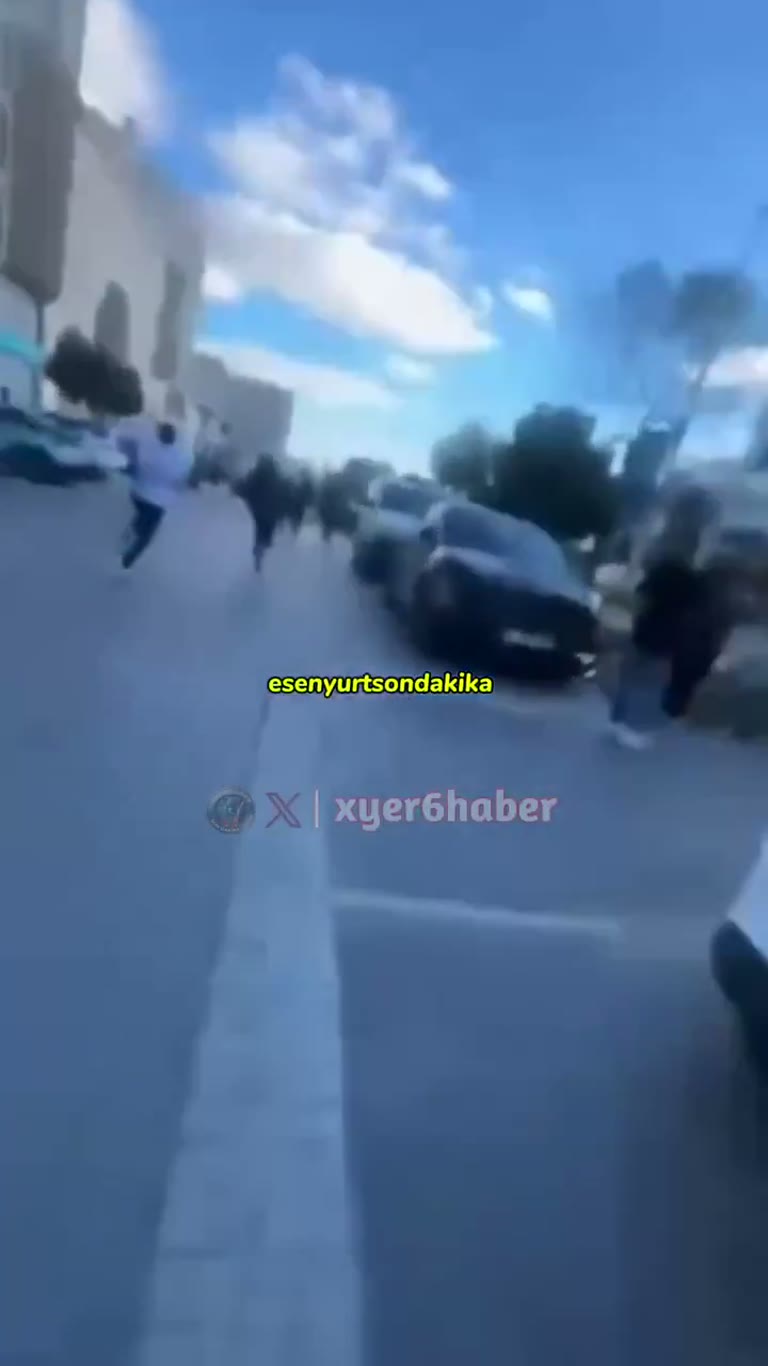 Istanbul Street Clip: Counting, Then a Sudden Rush Past Cars