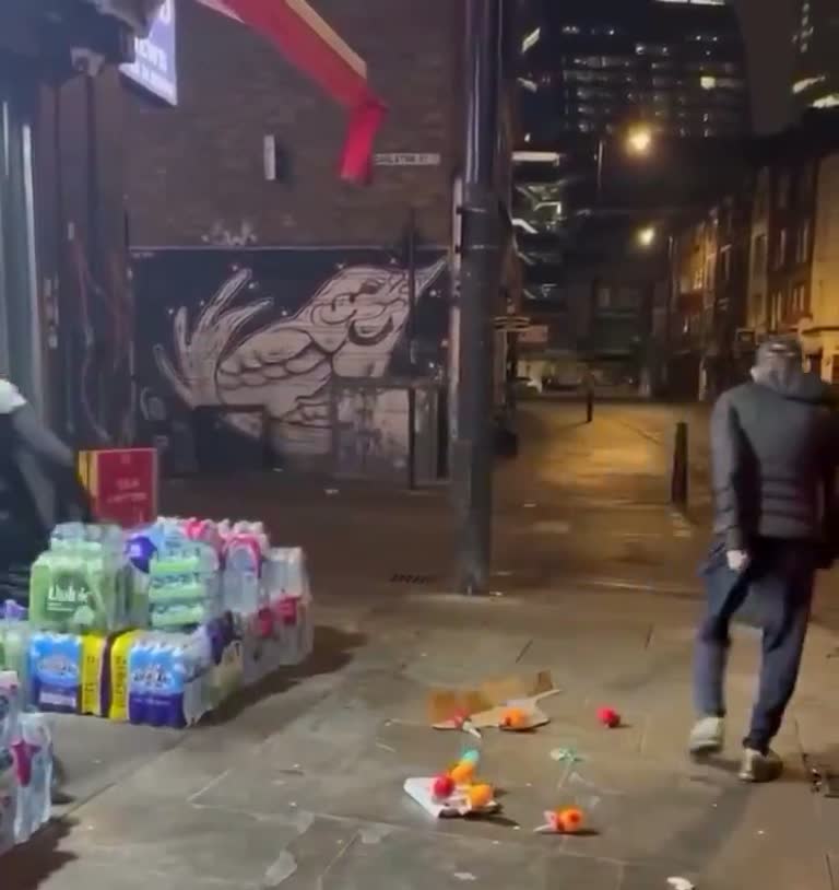 A Night Shop Stop in Aldgate East Turns Into a Tense Struggle