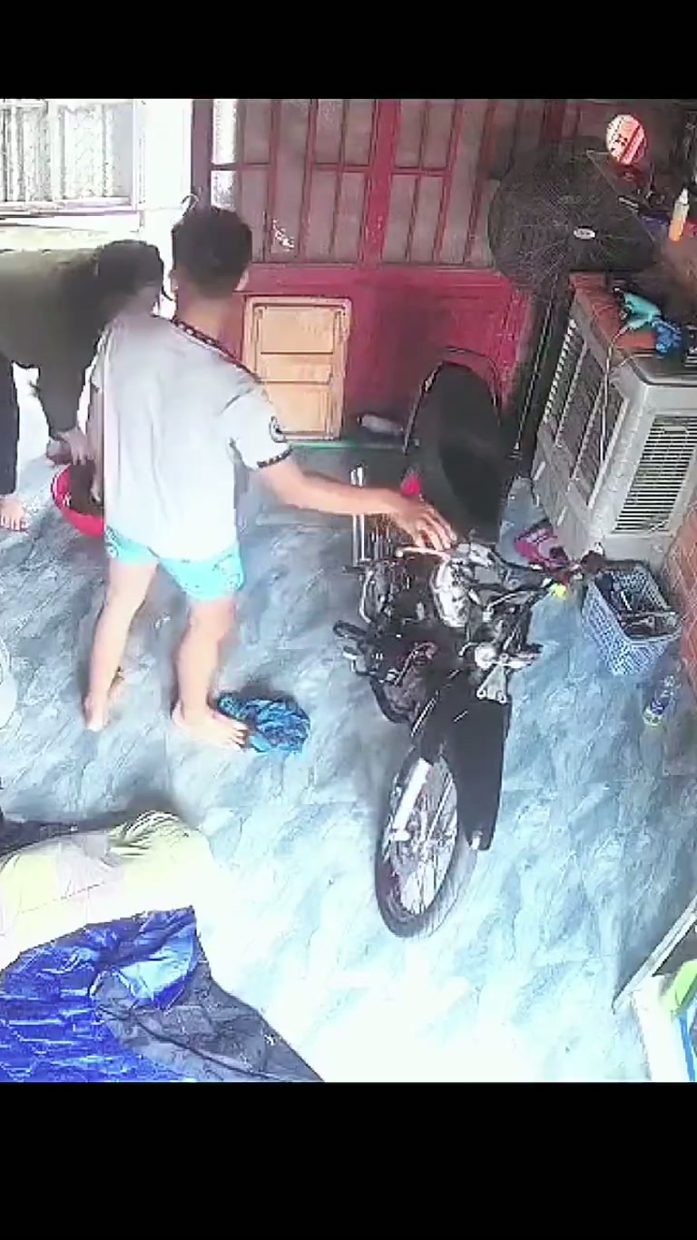 Why a Plain Motorcycle Wash in a Quiet Courtyard Stops You Cold