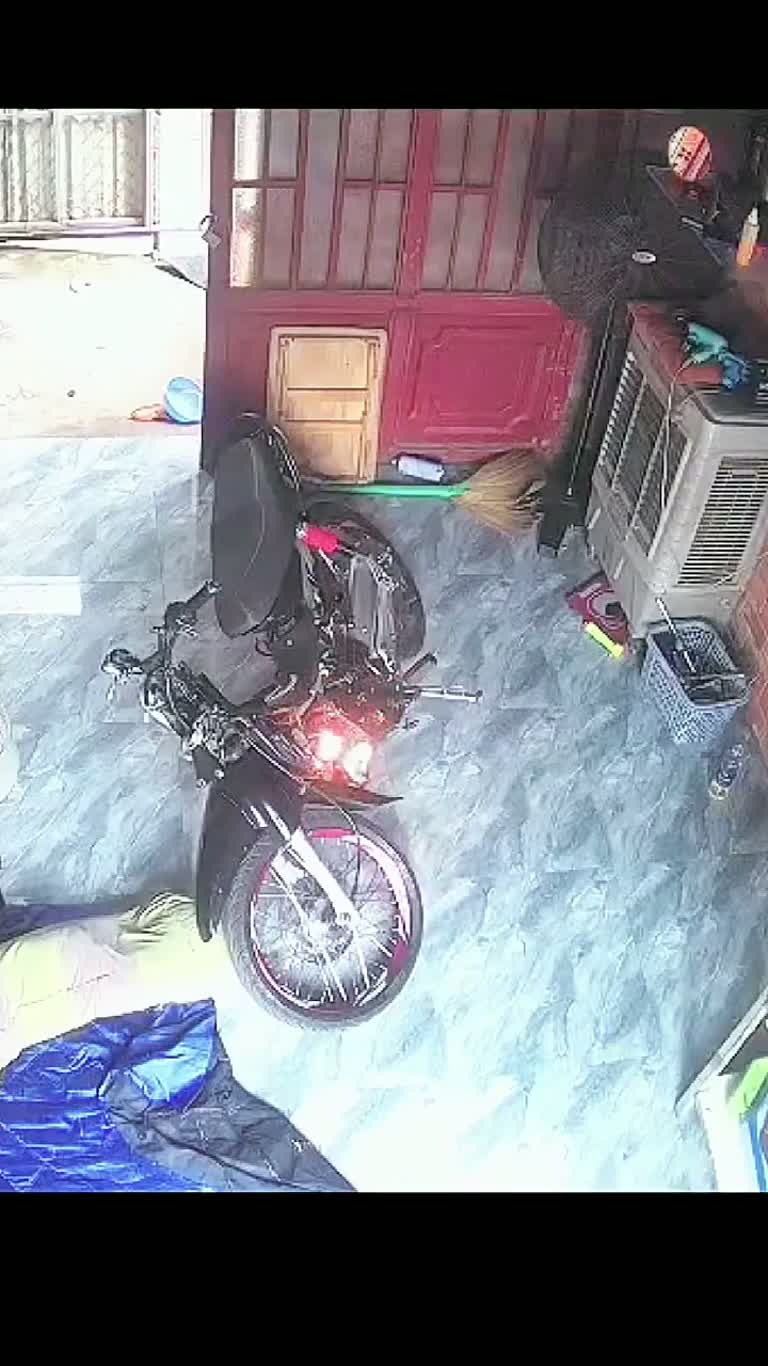 Why a Plain Motorcycle Wash in a Quiet Courtyard Stops You Cold