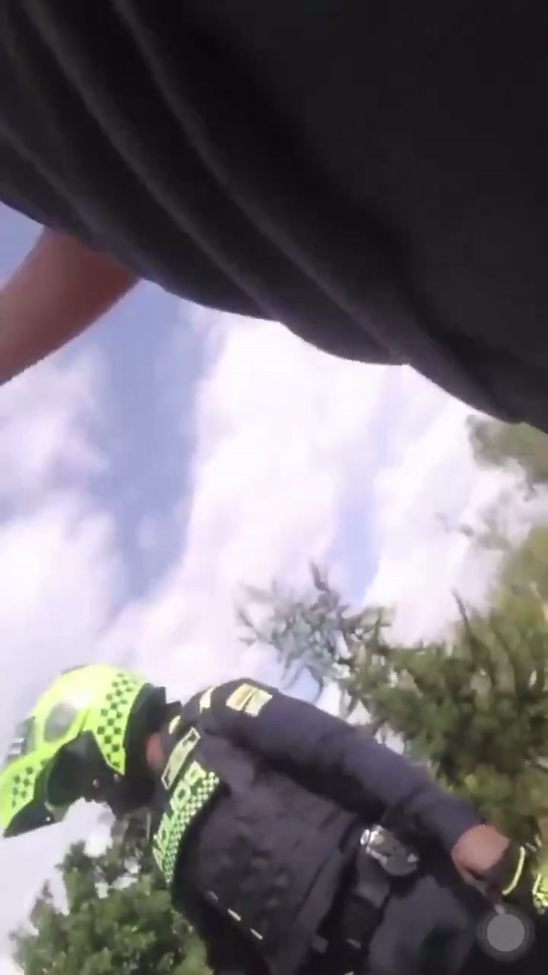 A Roadside Stop, a Camera, and a Gesture That Changes Everything