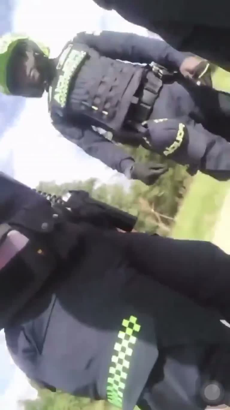 A Roadside Stop, a Camera, and a Gesture That Changes Everything