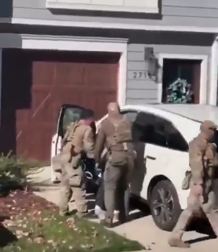 A Quiet Suburban Driveway Turns Into a Scene Nobody Expected