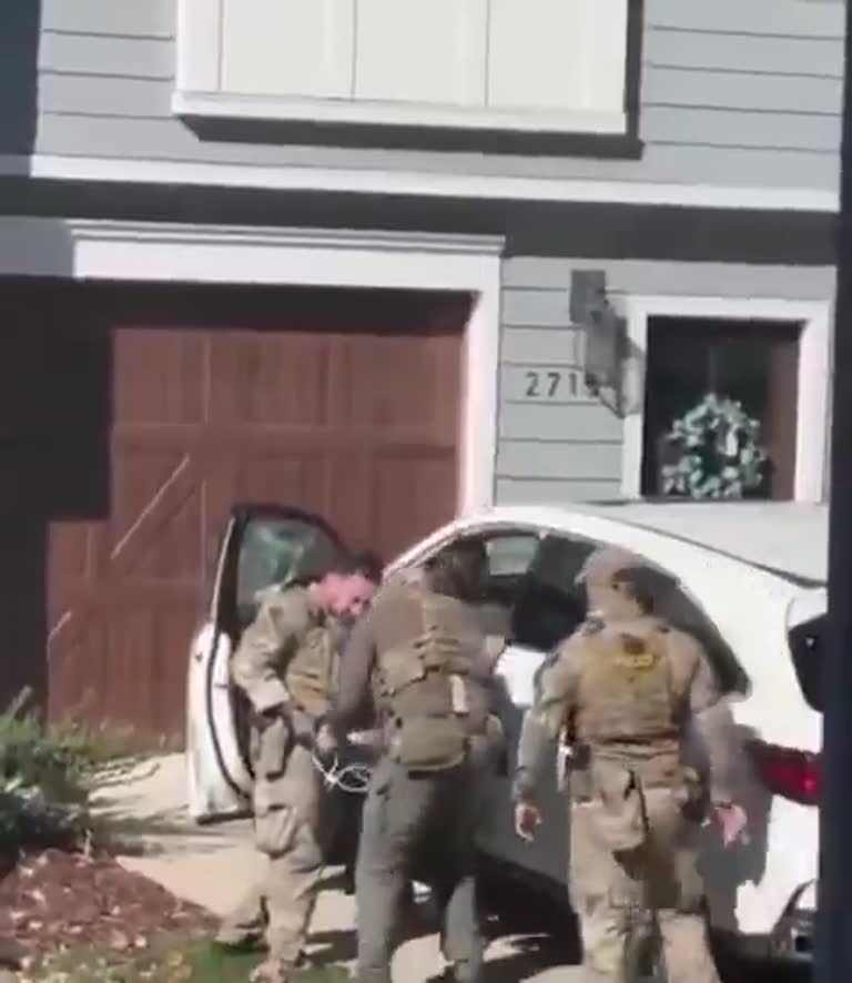 A Quiet Suburban Driveway Turns Into a Scene No One Expected