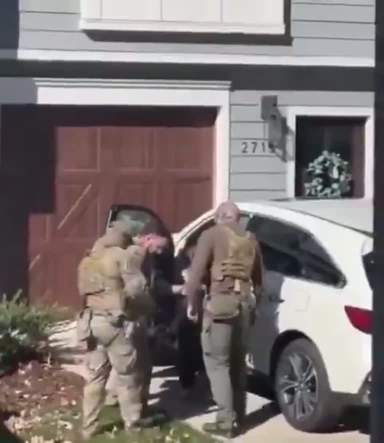 A Quiet Suburban Driveway Turns Into a Scene No One Expected