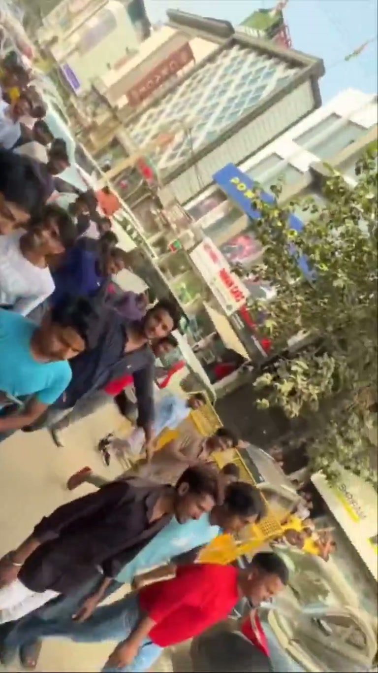 A Crowded Street, One Slap, and a Moment Nobody Saw Coming