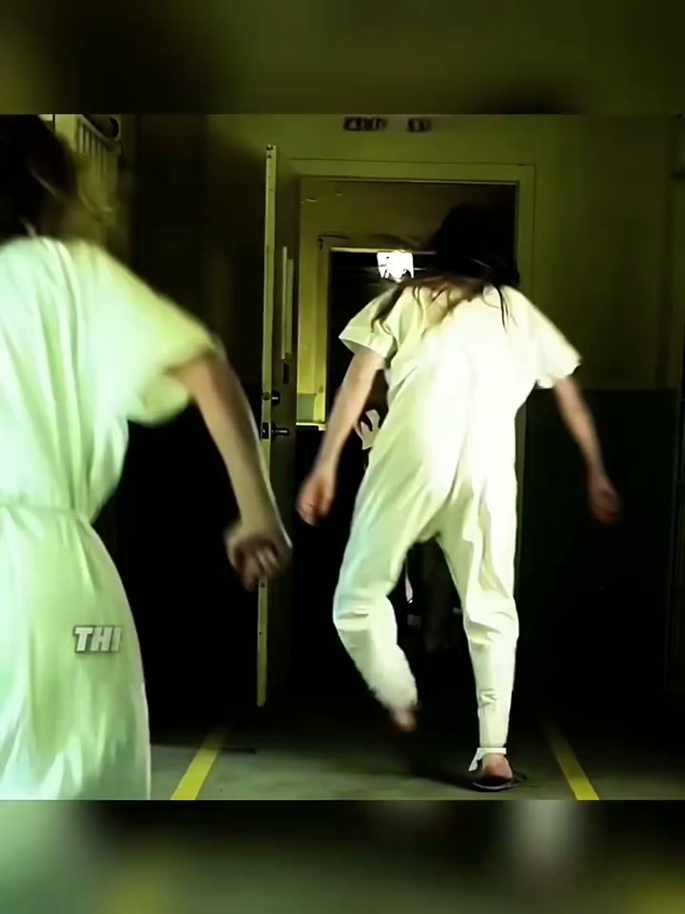 The Hairpin He Hid in His Fist and the Door That Gave Way