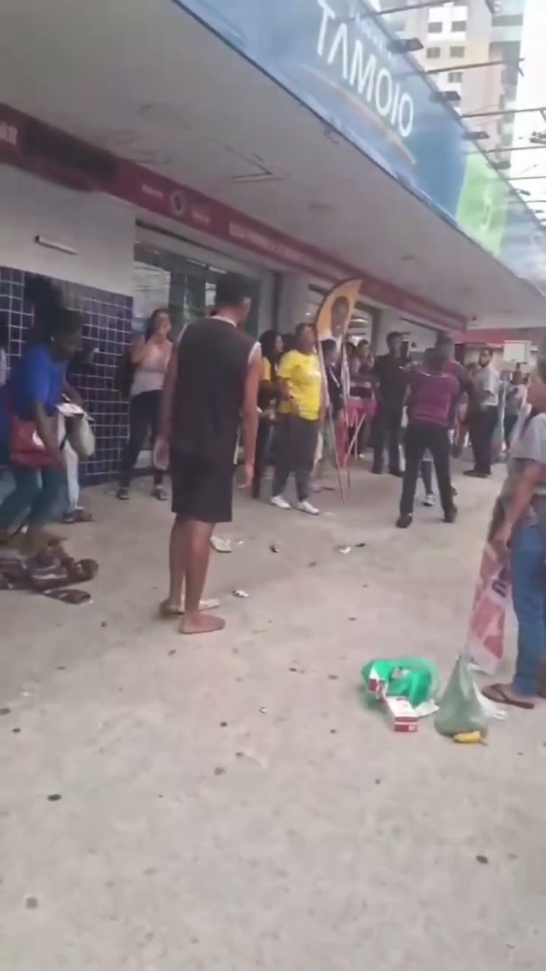 On an Ordinary Square, a Street Brawl Becomes the Whole Show