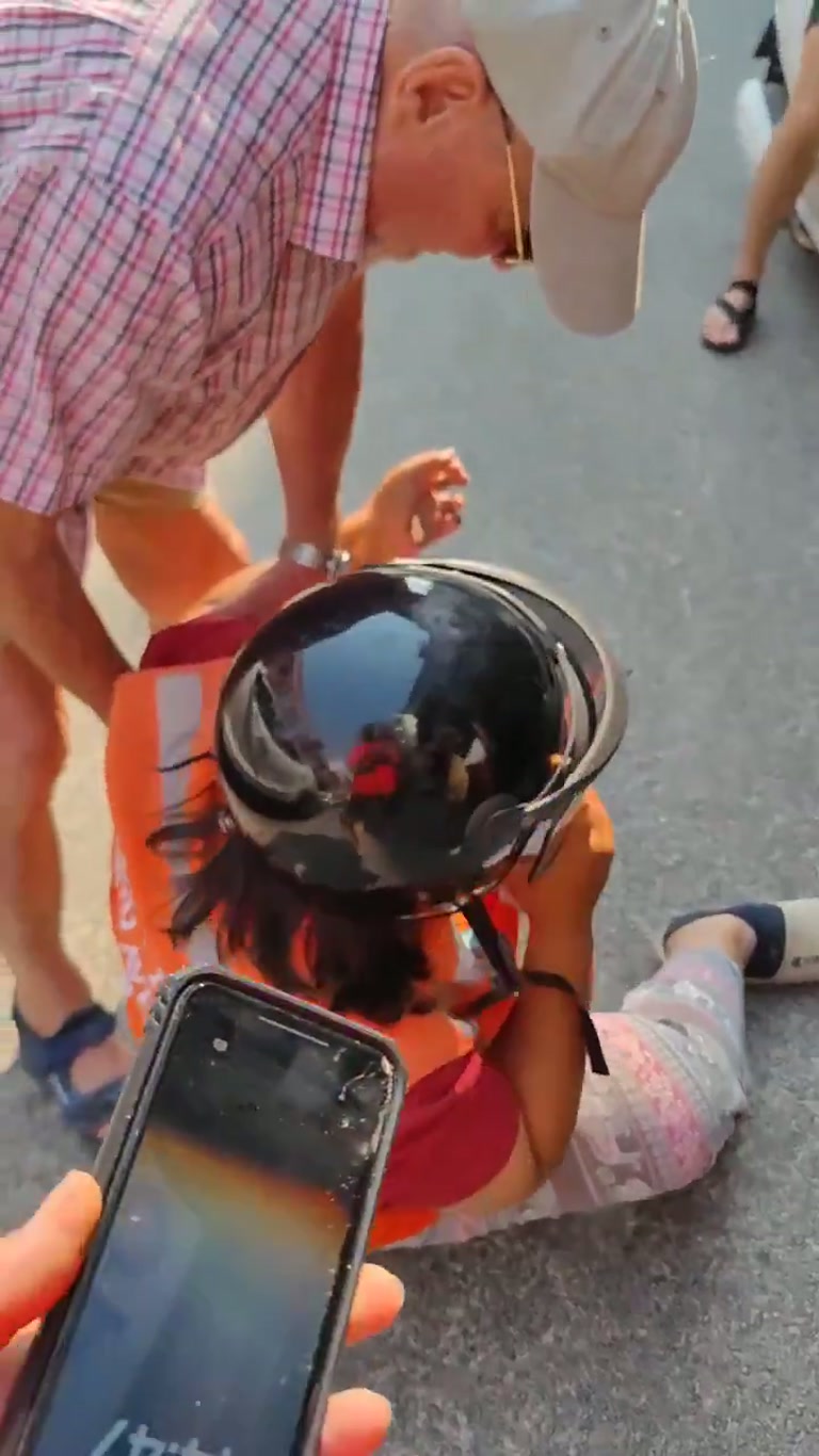 A Crashed Scooter, a Frozen Crowd, and One Voice That Cut In