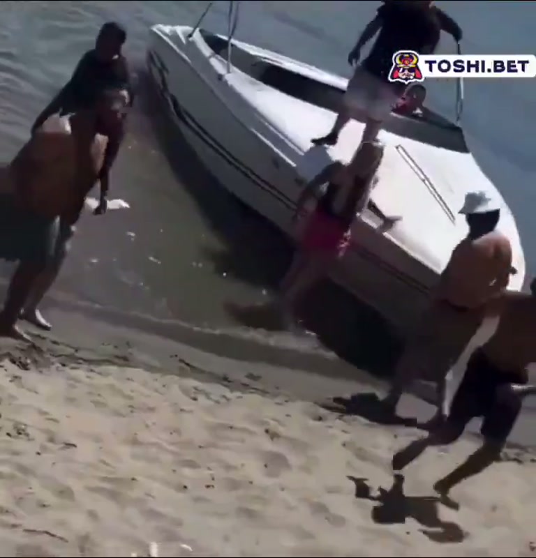 A Grounded Boat, a Crowd, and One Wrong Move on the Sand