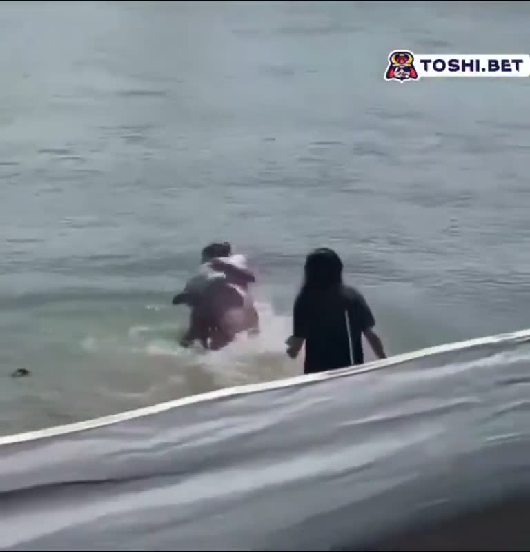 A Grounded Boat, a Crowd, and One Wrong Move on the Sand