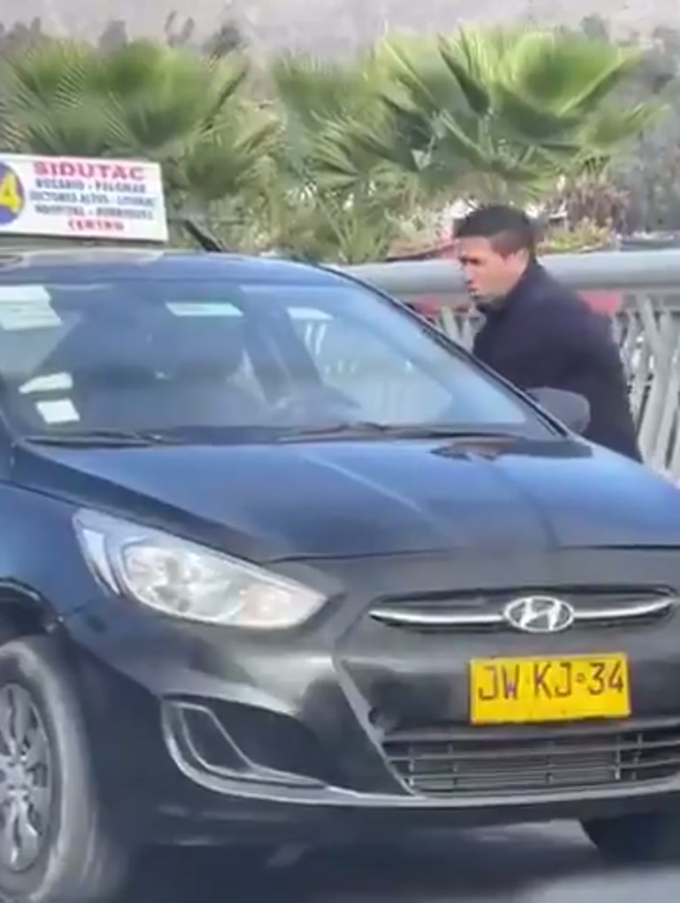 Colectivo Row Over a Blocked Car Ends in Instant Karma on Camera