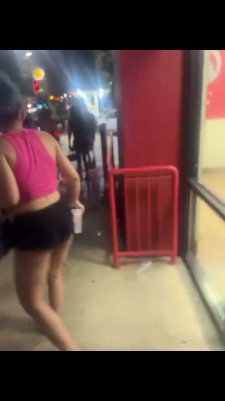 A Nighttime Threat Outside a Store, Then a Scramble in the Lot