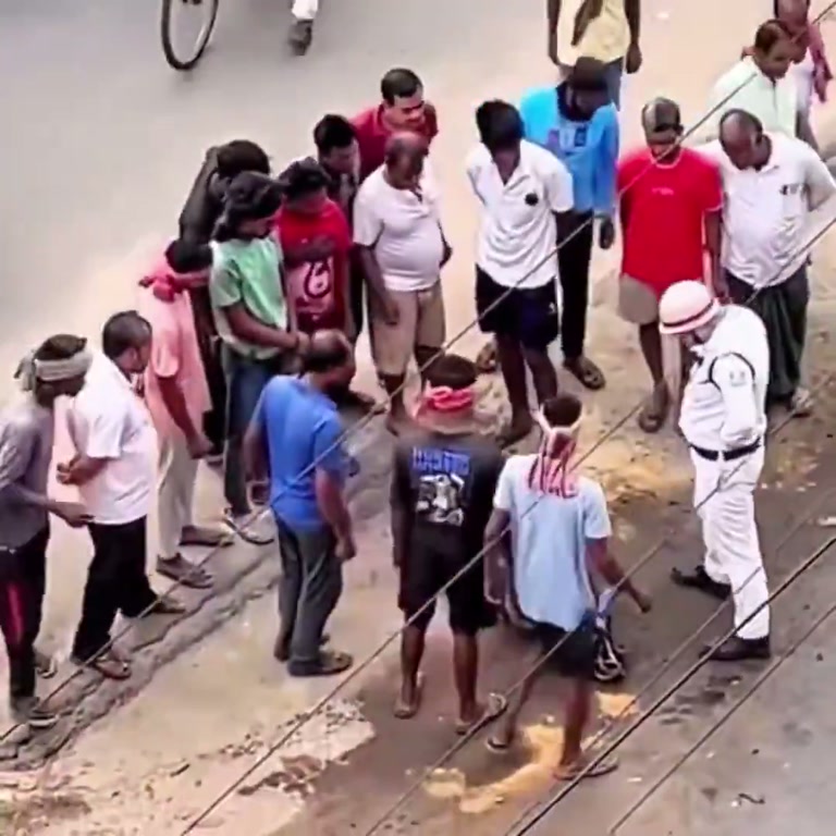 A Street Standoff, a Police Van and a Crowd That Wouldn't Look Away