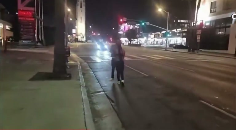 Late-Night Encounter on a Wet New York Sidewalk Draws Attention
