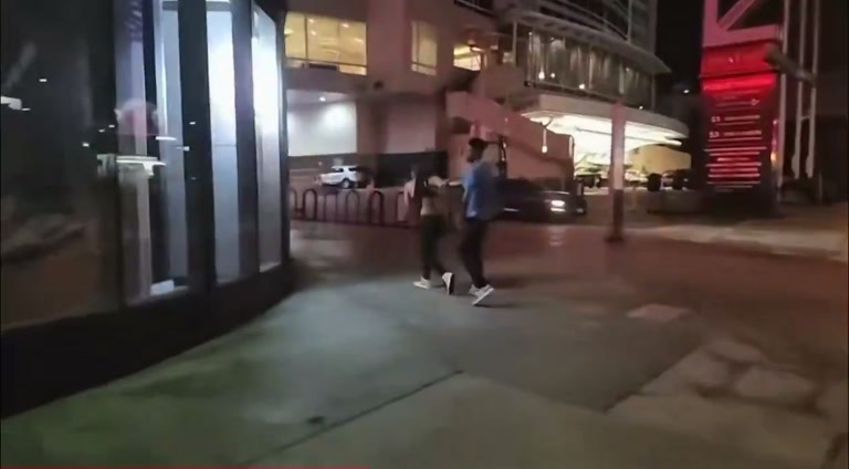 Late-Night Encounter on a Wet New York Sidewalk Draws Attention