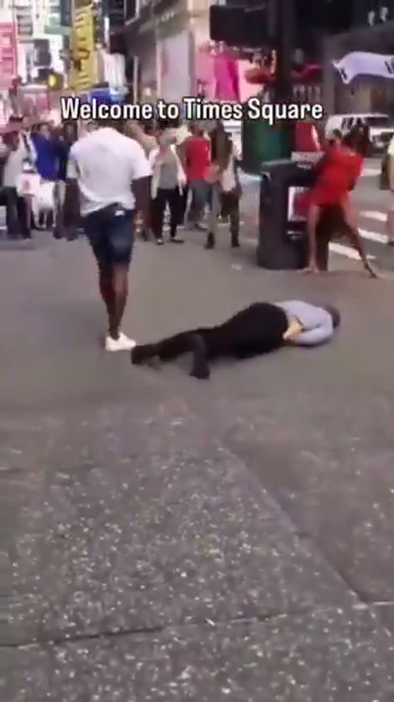 Chaos in Times Square: Street Boxing Match Stuns Midtown Crowd