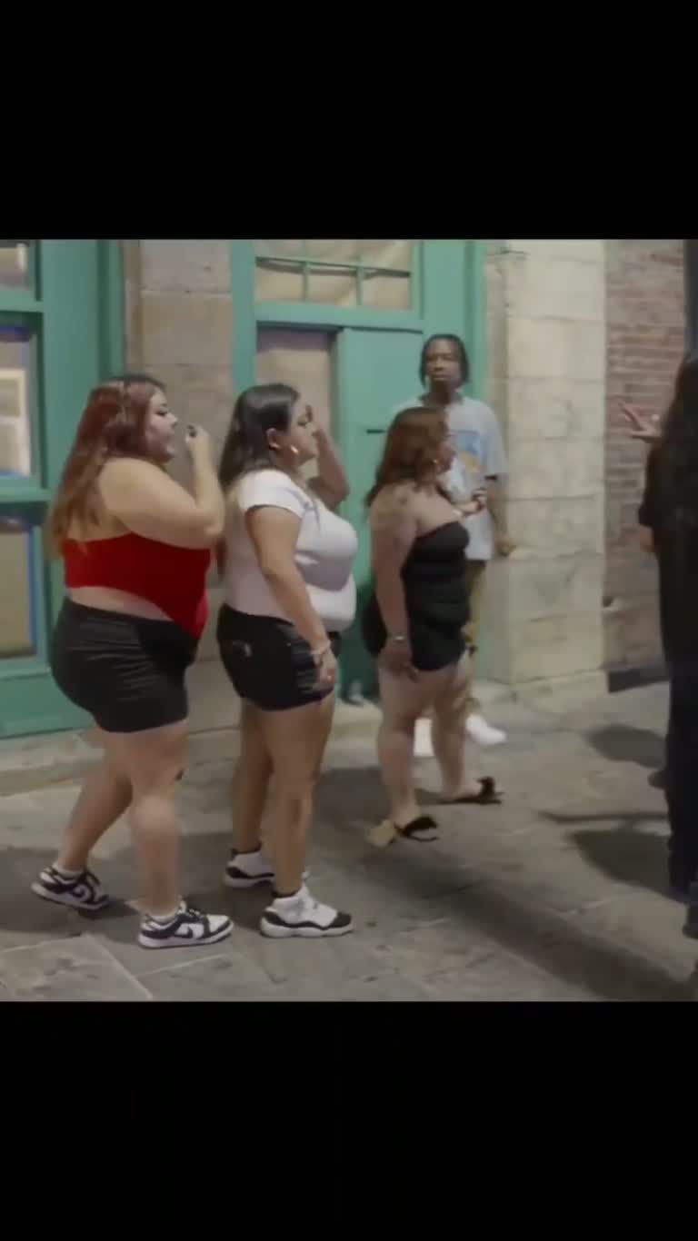 Austin street fight on 6th Street draws crowd as bystander tries to step in