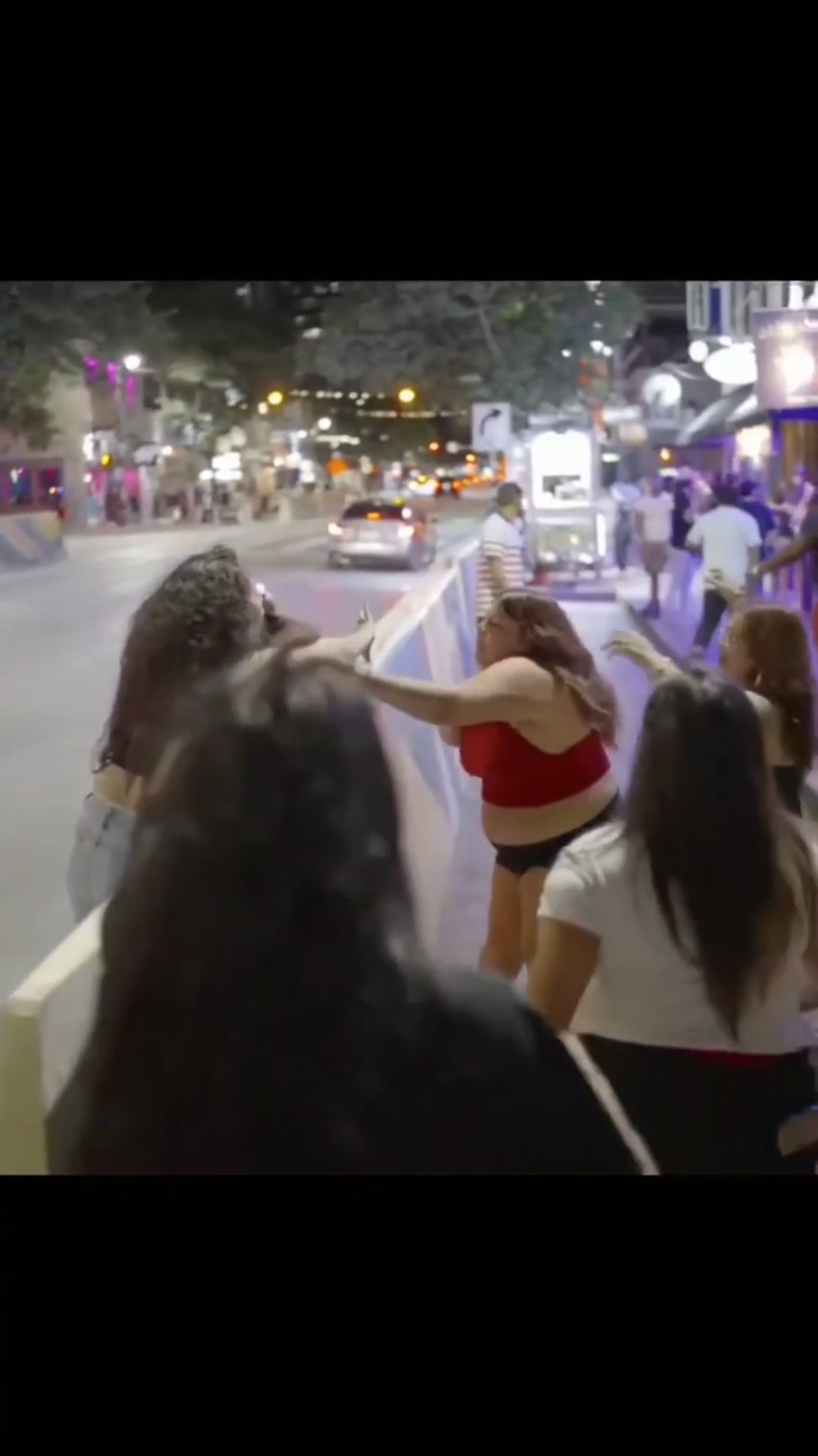 Austin street fight on 6th Street draws crowd as bystander tries to step in