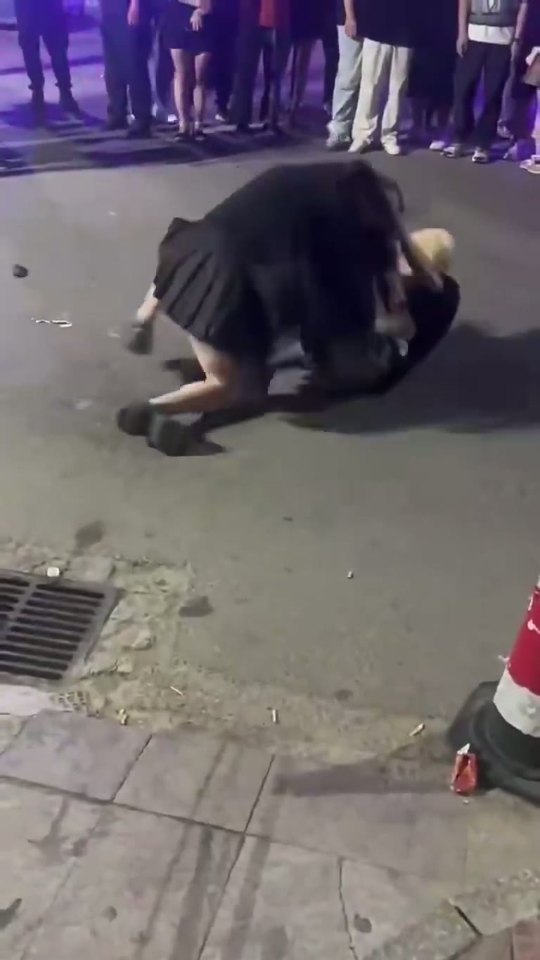 Chaotic Street Clash: Couple's Brawl Caught on Camera