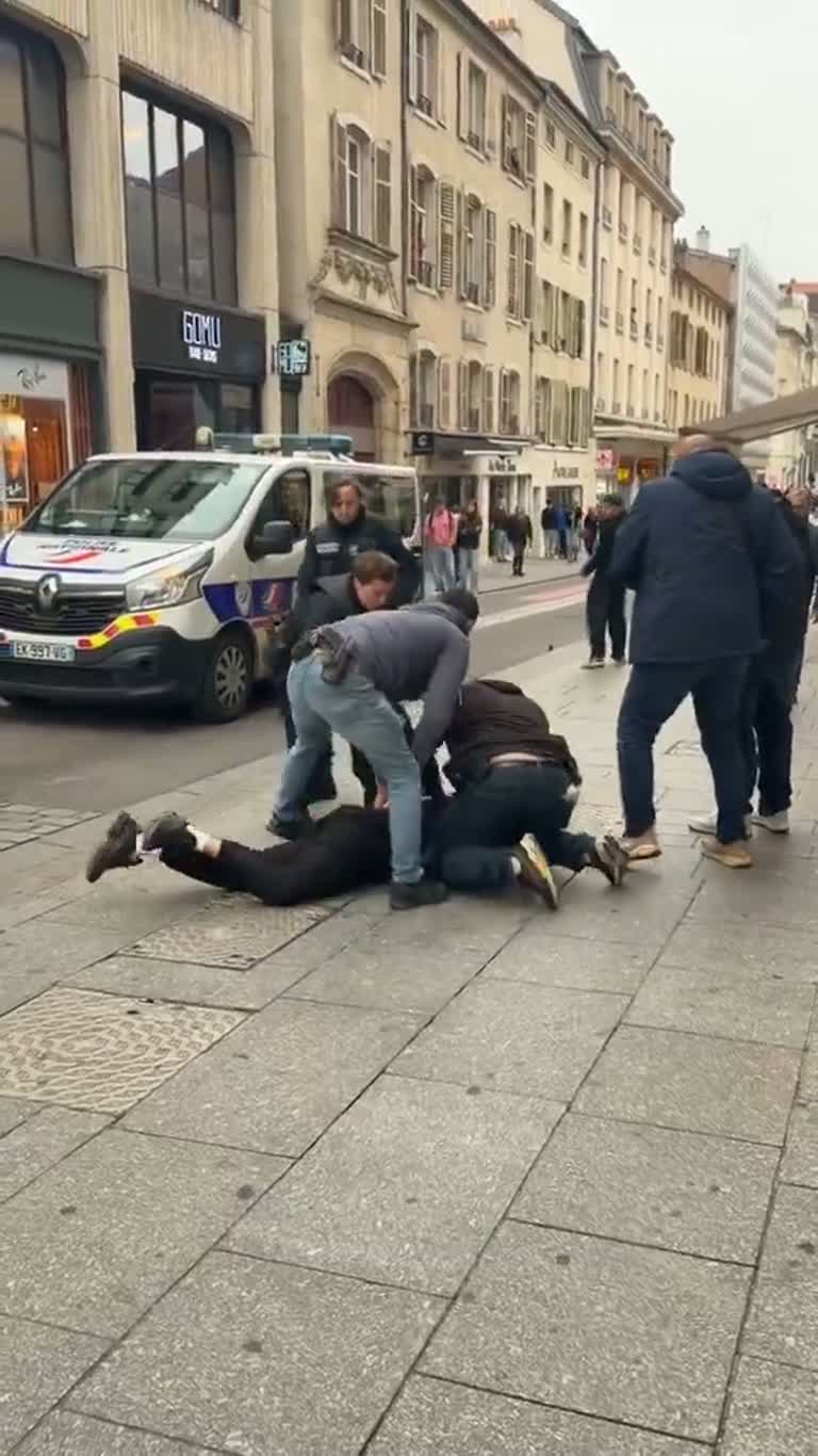 Plainclothes Police Arrest Man in Broad Daylight in France