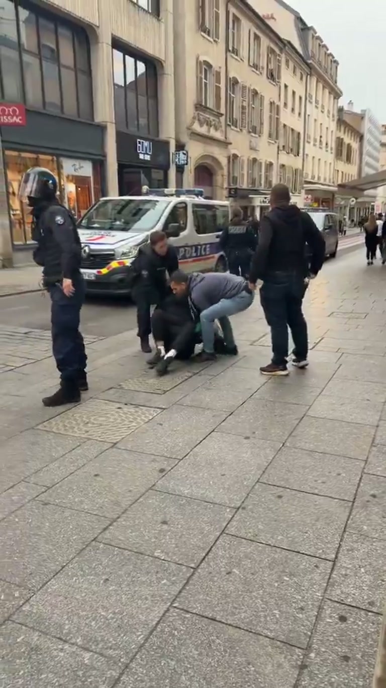 Plainclothes Police Arrest Man in Broad Daylight in France