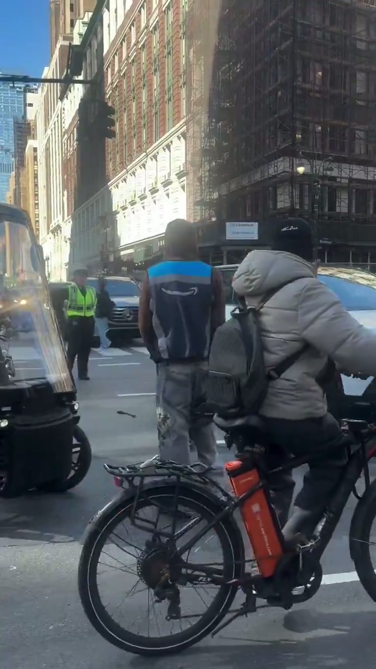 Midtown delivery drivers brawl as stranger pays them to stop