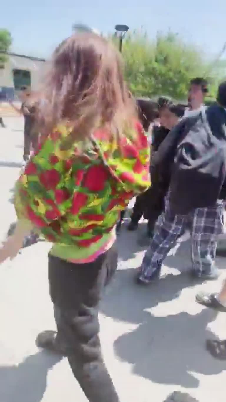 Buzz: a quiet afternoon hangout turned into an unexpected street boxing match that ended in a draw, and the whole thing was caught on camera.