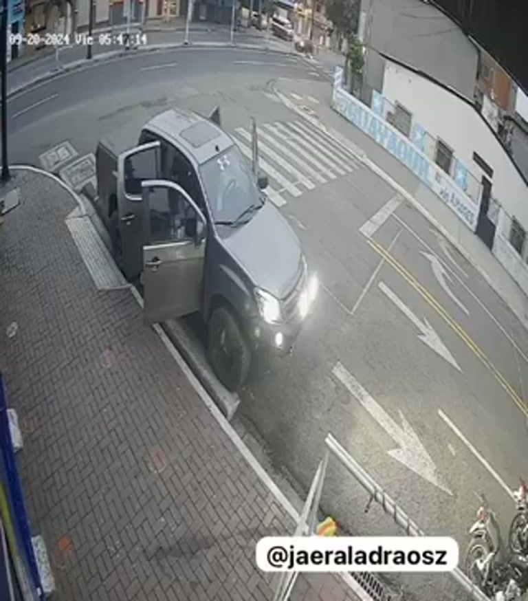 Shocking moment driver confronts would-be thieves at 05:41