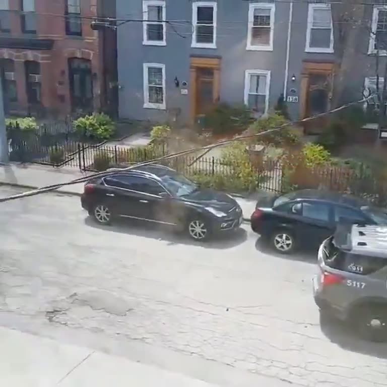 Toronto police officer flees as man attacks cruiser with stone
