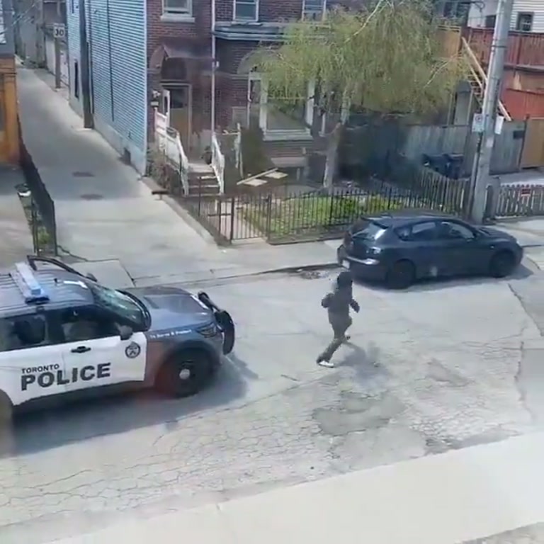 Toronto police officer flees as man attacks cruiser with stone