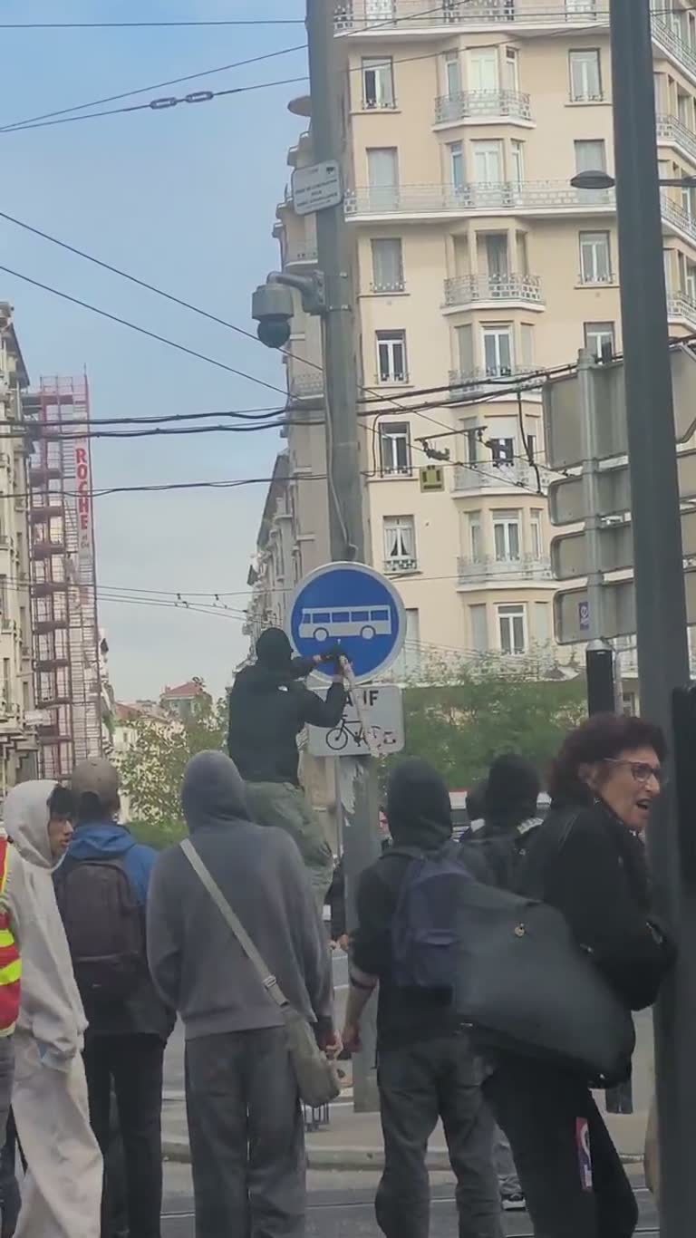 Lyon street protest sign stunt caught on camera
