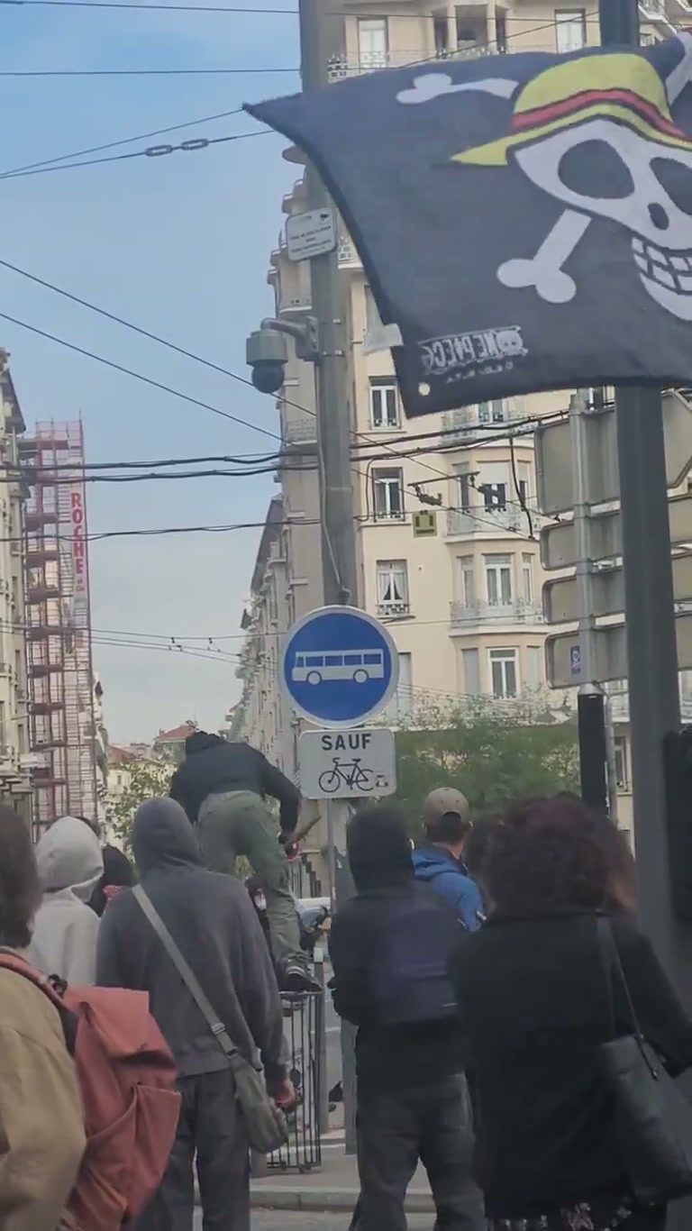 Lyon street protest sign stunt caught on camera