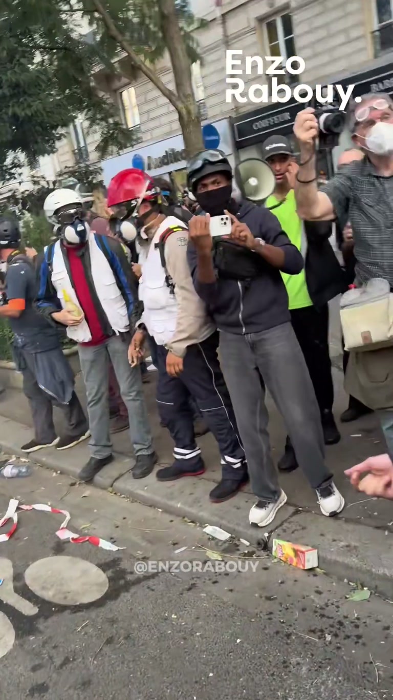 French mayor caught on camera shielding students from police