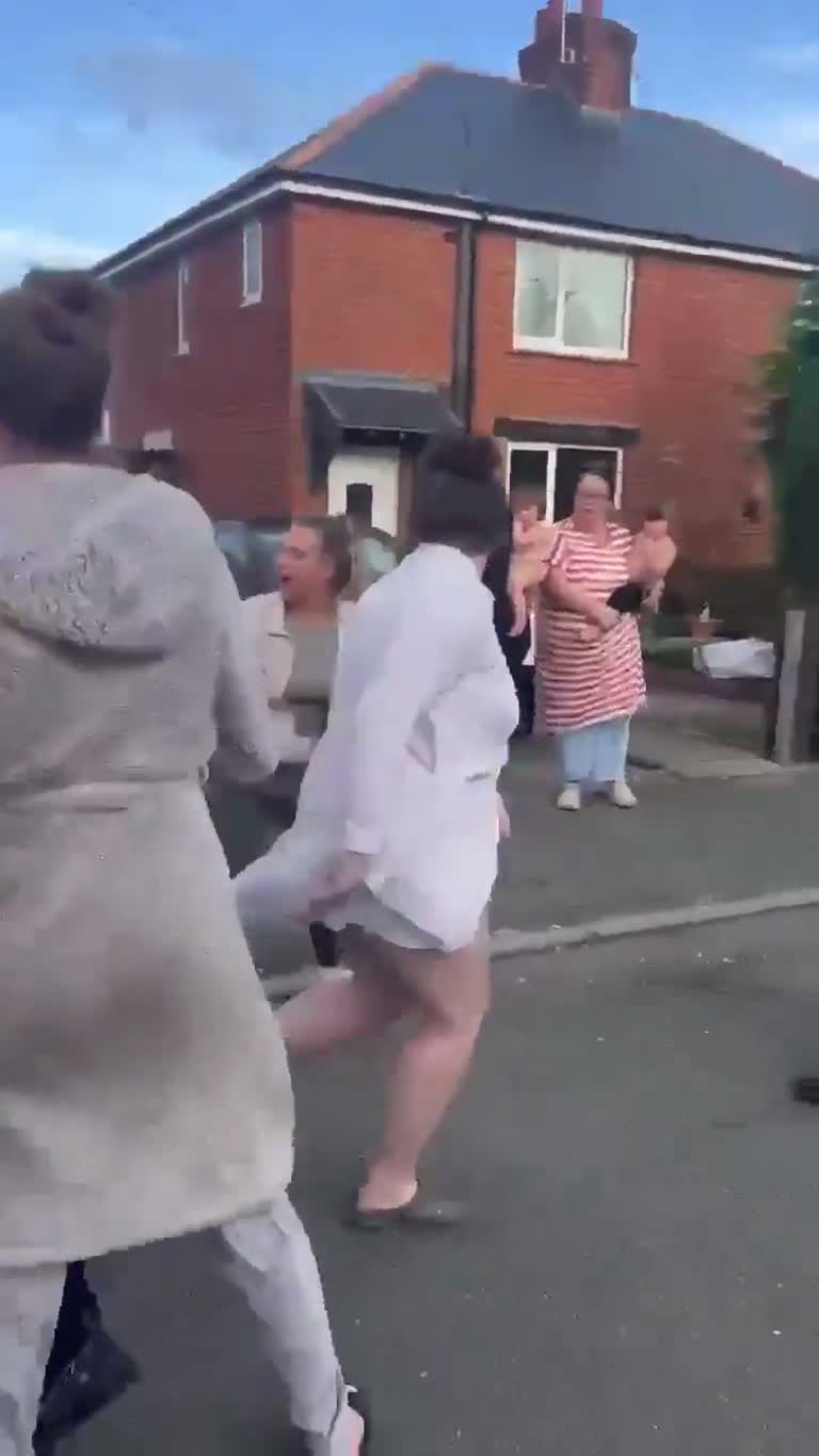 Chaotic street scuffle breaks out in broad daylight in Wrexham