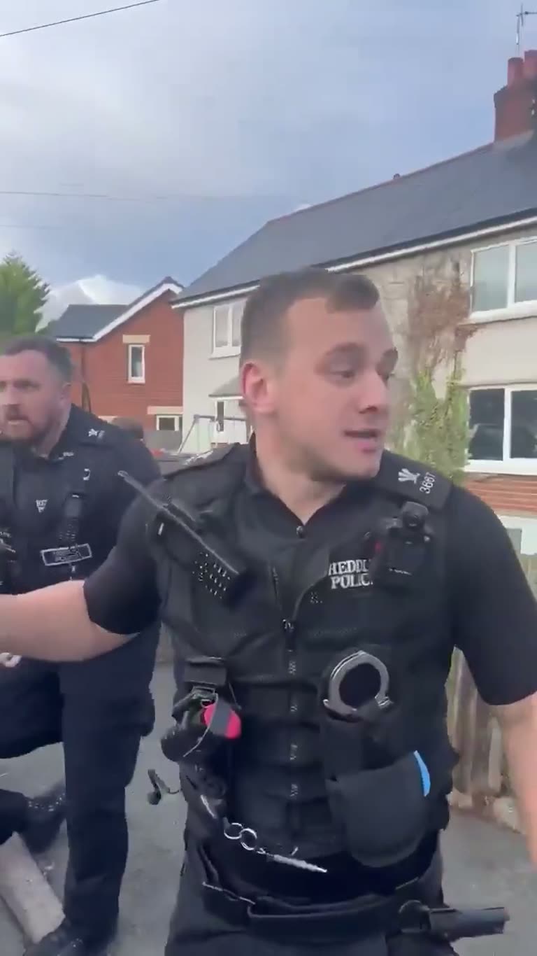 Chaotic street scuffle breaks out in broad daylight in Wrexham